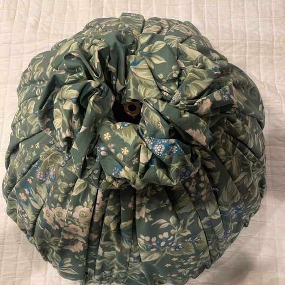 Laura Ashley Bramble pattern light fixture cover lampshade large 18 x 18 x 12“ - Picture 7 of 9